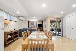 Una cocina y un comedor con mesa y sillas. en River Tree Chalet - Margaret River NEW, en Margaret River Town