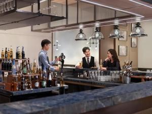 广州广州白云国际会议中心越秀福朋喜来登酒店的三人坐在酒吧喝葡萄酒