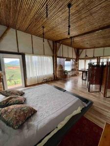 Postel nebo postele na pokoji v ubytování Natural Tiny house , frente al lago