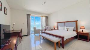 Un dormitorio con una cama y una mesa y sillas. en Rozy Apartment in City Center with Sea View, en Nha Trang 40 fotos más
