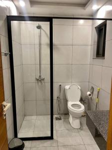 Bilik mandi di The Executive 1BHK Luxury Apt Self Check-in