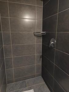 a bathroom with a tiled shower with a toilet at Neu Maisonette Haus jedes Zimmer mit eigenem Bad , Schlafen wie im Hotel mit Einbauküche in Eschweiler