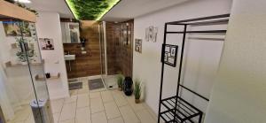 Koupelna v ubytování Appartment-Ferienwohnung mit Küche, Bad, WLAN, Klimaanlage, Modern eingerichtet + 51 fotografií