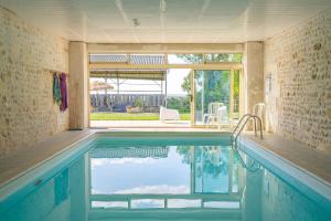 Πισίνα στο ή κοντά στο Gite de Groupe piscine intérieure