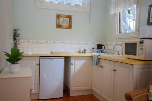 Η κουζίνα ή μικρή κουζίνα στο Rapunzels Cottage 1br Fairytale Studio Stay
