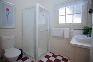 Ένα μπάνιο στο Rapunzels Cottage 1br Fairytale Studio Stay