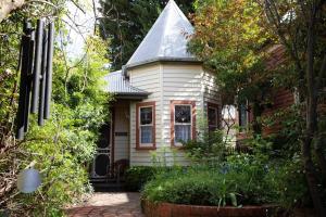 Κήπος έξω από το Rapunzels Cottage 1br Fairytale Studio Stay