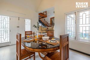 Φωτογραφία από το άλμπουμ του StayVista at Mathikettan Homestay - Pet Friendly & Heater σε Munnar