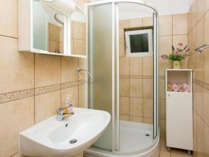 ein Badezimmer mit Waschbecken und Dusche in der Unterkunft Apartments Stipo - Two Bedroom Apartment with Balcony and Sea View A3 in Drače