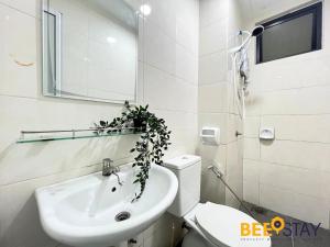 Vannituba majutusasutuses New Listing Klang with Netflix Wifi Swimming Pool View