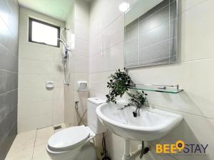 Vannituba majutusasutuses New Listing Klang with Netflix Wifi Swimming Pool View