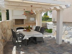 Αίθριο ή υπαίθριος χώρος στο Apartments Villa Rustica ST - Two-Bedroom Apartment with Balcony and Shared Pool prizemlje