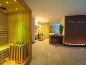 Zimmer mit einem Bad mit Badewanne und Waschbecken in der Unterkunft Villa Roza - One-Bedroom Apartment with Balcony in Mokošica + 15 Fotos