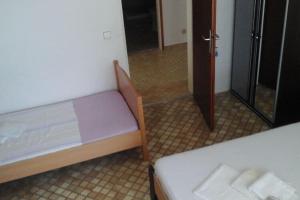 2 camas en una habitación pequeña con puerta en Apartments and Room Katja - Two Bedroom Apartment with Terrace, en Mlini 3 fotos más