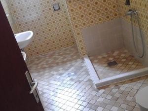 Un baño con ducha, inodoro y lavabo. en Apartments and Room Katja - Two Bedroom Apartment with Terrace, en Mlini