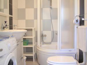 Un baño con ducha, inodoro y lavabo. en Villa Alegria Cavtat - Studio Apartment with Patio and Garden View, en Cavtat