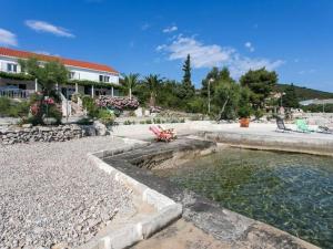 ein Schwimmbad in einem Hof neben einem Haus in der Unterkunft Apartments Stipo - One Bedroom Apartment with Terrace and Sea View A4 in Drače