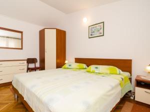 ein Schlafzimmer mit einem großen weißen Bett mit gelben Kissen in der Unterkunft Holiday Home Jasenka Trstenik - Duplex One Bedroom Apartment with Terrace and Side Sea View in Trstenik