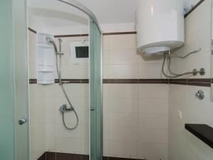 eine Dusche mit Glastür im Badezimmer in der Unterkunft Holiday Home Jasenka Trstenik - Duplex One Bedroom Apartment with Terrace and Side Sea View in Trstenik + 31 Fotos