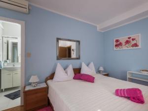 une chambre avec un grand lit blanc avec des oreillers roses dans l'établissement Rooms Tupina by Paulina - Superior Double Room with Balcony and Sea View Room 2, à Mlini