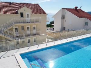 Bazén v ubytování Villa Samba - Standard One-Bedroom Apartment with Balcony and Sea View nebo v jeho okolí