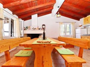 Kuchyň nebo kuchyňský kout v ubytování Holiday Home Zule - One Bedroom Holiday Home with Swimming pool