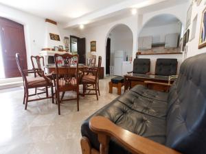 ein Wohnzimmer mit einer Couch und einem Tisch und Stühlen in der Unterkunft Villa Balarin - Five Bedroom Holiday Home with Terrace and City View in Bol