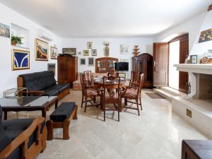 ein Wohnzimmer mit Tisch und Couch in der Unterkunft Villa Balarin - Five Bedroom Holiday Home with Terrace and City View in Bol