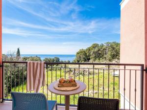 Una mesa con un bol de fruta en un balcón. en Apartments Villa Lukas - ''No 4'' One-Bedroom Apartment with Balcony and Sea View, en Cavtat