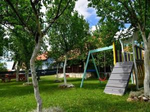 Ο χώρος παιχνιδιού για παιδιά στο Holiday Home Tetina Ku a