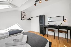 a bedroom with a bed and a desk at BackHome - BUSINESS&FAMILY - Parken, 3-Zimmer, SmartTV, Balkon, Waschmaschine, ruhige Stadtrand-Lage, Netflix, 60qm, 24h Checkin in Ludwigsburg