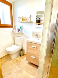 a bathroom with a toilet and a sink at studette cosy toute équipée Proche Bordeaux centre ,kedge,hopitaux,stade et université in Talence