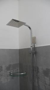 una ducha con cabezal de ducha en un baño en SK Luxury Apartments, en Wattala 38 fotos más