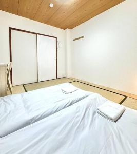 301号室駅2分格安和室民泊専用ミニキッチンとバスルーム付きアクセス抜群客房内的一张或多张床位