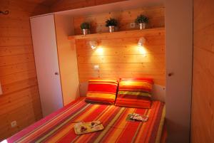 グラマにあるLagrange Grand Bleu Vacances - Residence Les Ségalièresの枕2つが備わる小さな部屋のベッド1台分です。 +72枚の写真