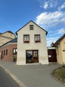 Budova, kde se apartmán nachází + 2 fotografie