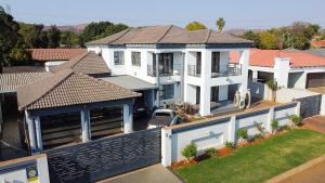 比勒陀利亚Vusasa Boutique的一栋白色大房子的鸟瞰图