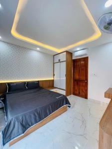 a bedroom with a large bed and a ceiling at Thạch Đà Motel in Ho Chi Minh City +6 photos