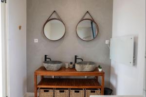 due lavandini su un tavolo di legno con due specchi di Chalet pri lúke a Dolná Lehota Altre 23 foto