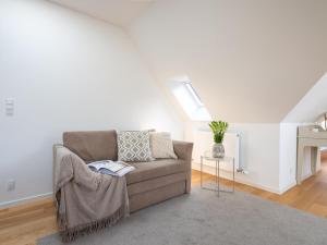 ein Wohnzimmer mit Couch und Tisch in der Unterkunft Sanders Regent - Adorable One-Bedroom Apartment Near Central Square in Kopenhagen