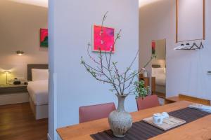 Tempat tidur dalam kamar di Wuyu Hotel Chongqing Zoo & Yangjiaping The Mixc Light rail