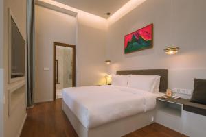 Tempat tidur dalam kamar di Wuyu Hotel Chongqing Zoo & Yangjiaping The Mixc Light rail