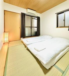 302号室花园町駅と萩ノ茶屋駅徒步各2分和室専用バスルームアクセス抜群房間的床