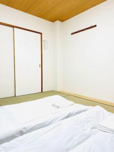 302号室花园町駅と萩ノ茶屋駅徒步各2分和室専用バスルームアクセス抜群房間的床
