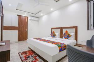 Postel nebo postele na pokoji v ubytování FabHotel Aerosky - Nr Yashobhoomi Convention Centre