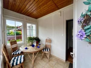 a dining room with a table and chairs at Dom Nadmorski "Casa Azul" Gdynia Kosakowo in Mechelinki