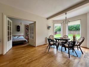 a dining room with a table and chairs and a bedroom at Dom Nadmorski "Casa Azul" Gdynia Kosakowo in Mechelinki