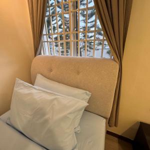 大山脚7pax single story corner ALMA Near AEON 大山脚的窗户前的一张带白色枕头的床