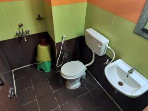 un bagno con un water e un lavandino di AKSHAY RESIDENCY a Hassan