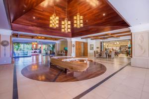 a large lobby with a wooden bench in the middle at Honua Kai Hokulani 214 in Lahaina +29 photos